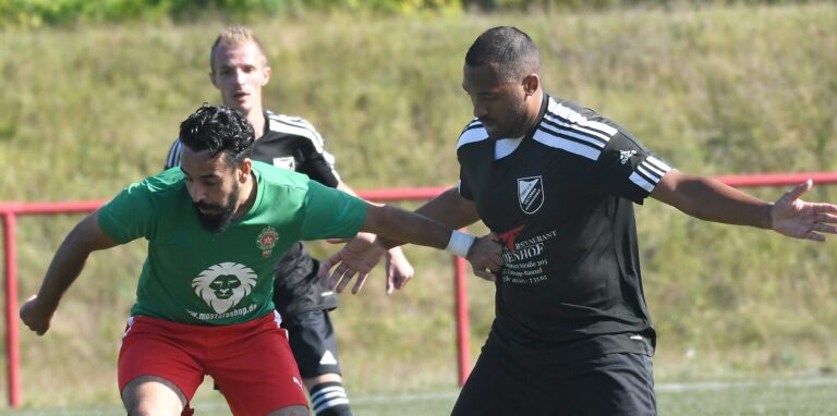 Die SG Victoria/SF mit Roy Wesche (r) hatte Tabellenführer FC Marokko Herne nicht viel entgegenzusetzen.