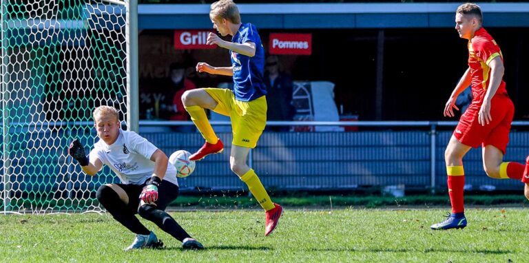 Nico Chrobok (blaues Trikot) zeichnete sich für die Spvg Schwerin in Mengede als Doppeltorschütze aus.
