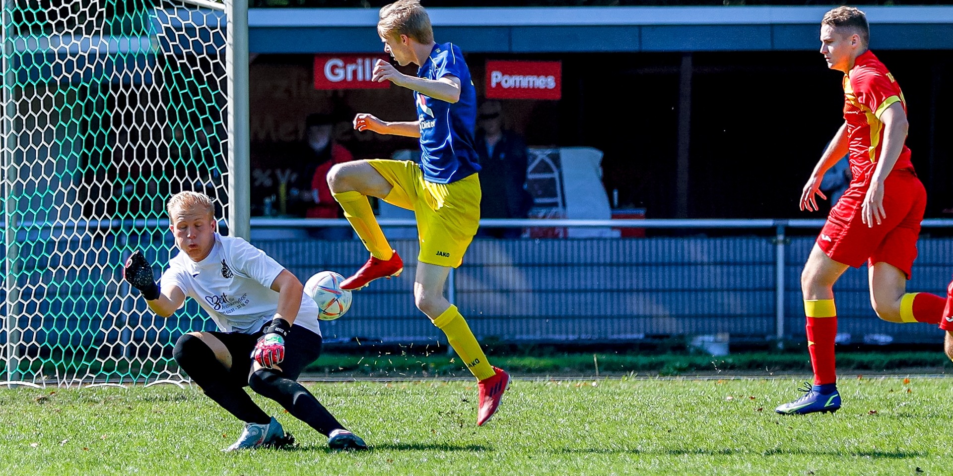 Nico Chrobok (blaues Trikot) zeichnete sich für die Spvg Schwerin in Mengede als Doppeltorschütze aus.