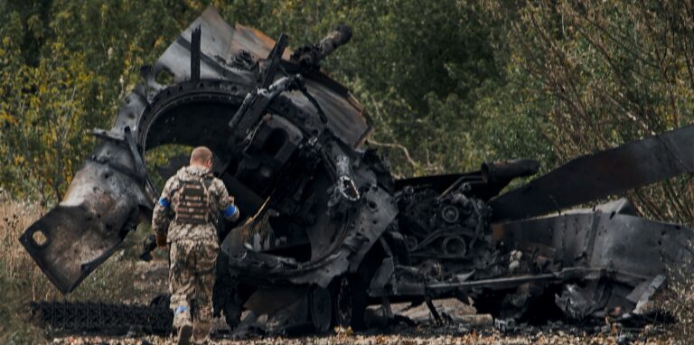 Ein ukrainischer Soldat geht an einem russischen Panzer vorbei, der bei einem Gefecht in einem gerade befreiten Gebiet auf der Straße nach Balakliia in der Region Charkiw beschädigt wurde.