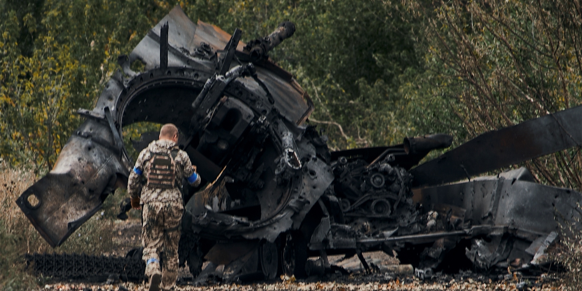 Ein ukrainischer Soldat geht an einem russischen Panzer vorbei, der bei einem Gefecht in einem gerade befreiten Gebiet auf der Straße nach Balakliia in der Region Charkiw beschädigt wurde.