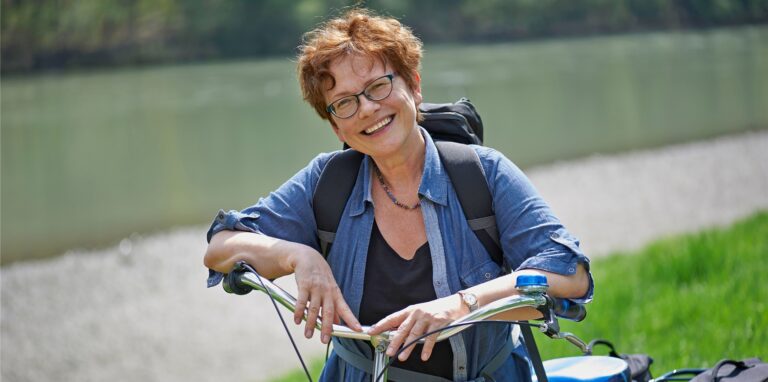 Garbiele Reiß aus Dorsten lehnt auf ihrem Dreigang-Fahrrad. Damit hat sie bereits die Alpen überquert.