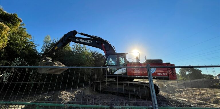 Ein Bagger an der Wartburgstraße: Hier entsteht einmal die Zufahrt zum Baugebiet am Emscherufer.