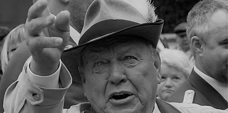 General Werner Sziegoleit aus Oer-Erkenschwick im Schützenhut zeigt in den Himmel. Der Schütze ist im Alter von 95 Jahren verstorbe