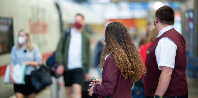 Zugbegleiter sorgen für eine sichere Fahrt in den Zügen der Deutschen Bahn. Das wollte ein Fahrgast im ICE 1118 nach Berlin anscheinend nicht akzeptieren. (Symbolbild)