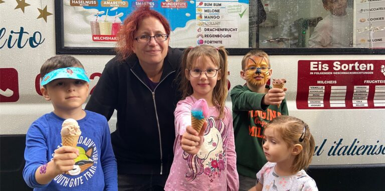 Mit Geli Martin freuten sich beim Jubiläum des DRK-Bewegungskindergartens in Oer-Erkenschwick (v.l.) Eyüp, Maja, Luis und Enny über eine große Kugel Eis.