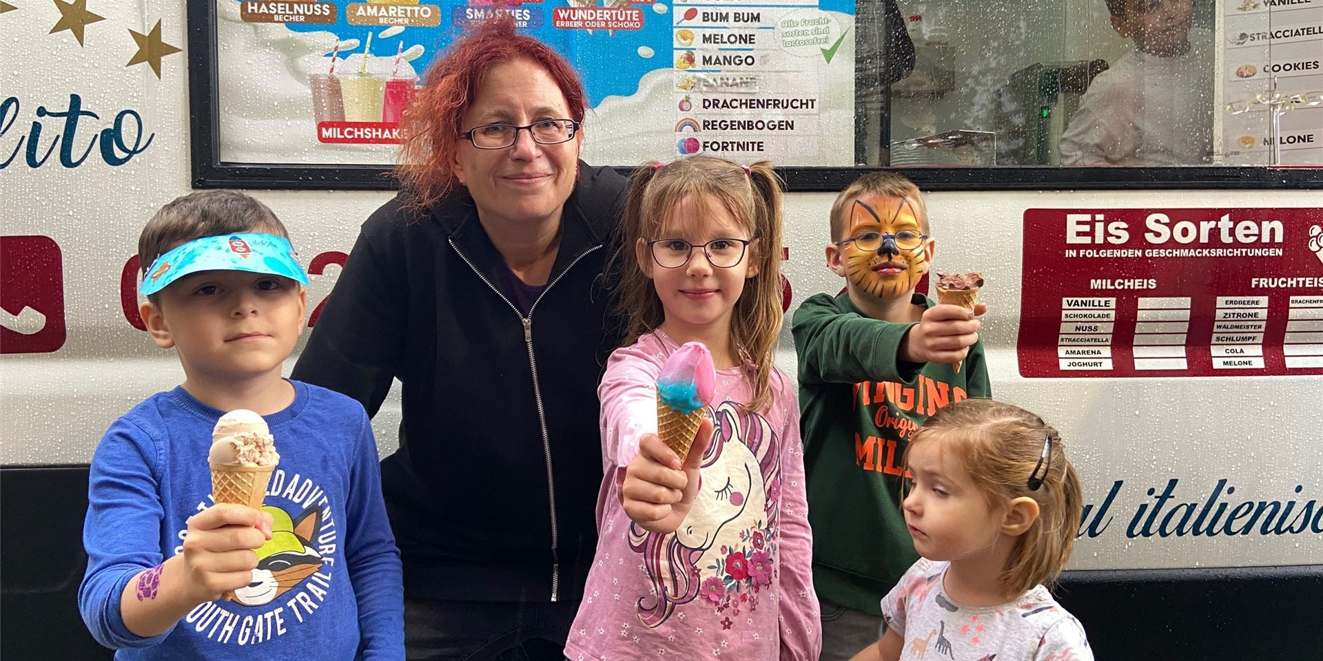 Mit Geli Martin freuten sich beim Jubiläum des DRK-Bewegungskindergartens in Oer-Erkenschwick (v.l.) Eyüp, Maja, Luis und Enny über eine große Kugel Eis.