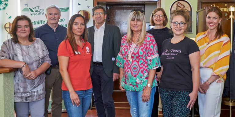 Neue Unternehmen in der Bahnhofstraße stellen sich vor (v.l.): Tanja Just (Caritas-Laden), Werner Schnieders (Werbe- und Interessengemeinschaft Westerholt), Anja Jungwald (Agentur für Haushaltshilfe), Michael Blume (Wirtschaftsförderung Stadt Herten), Heike Becker (Seniorenbetreuung mit Herz), Birgit Mordhorst (Stadtteilbüro Hassel-Westerholt-Bertlich), Lina Grebe (Schnittverhext) und Katharina Pins (Pins Brautmoden).