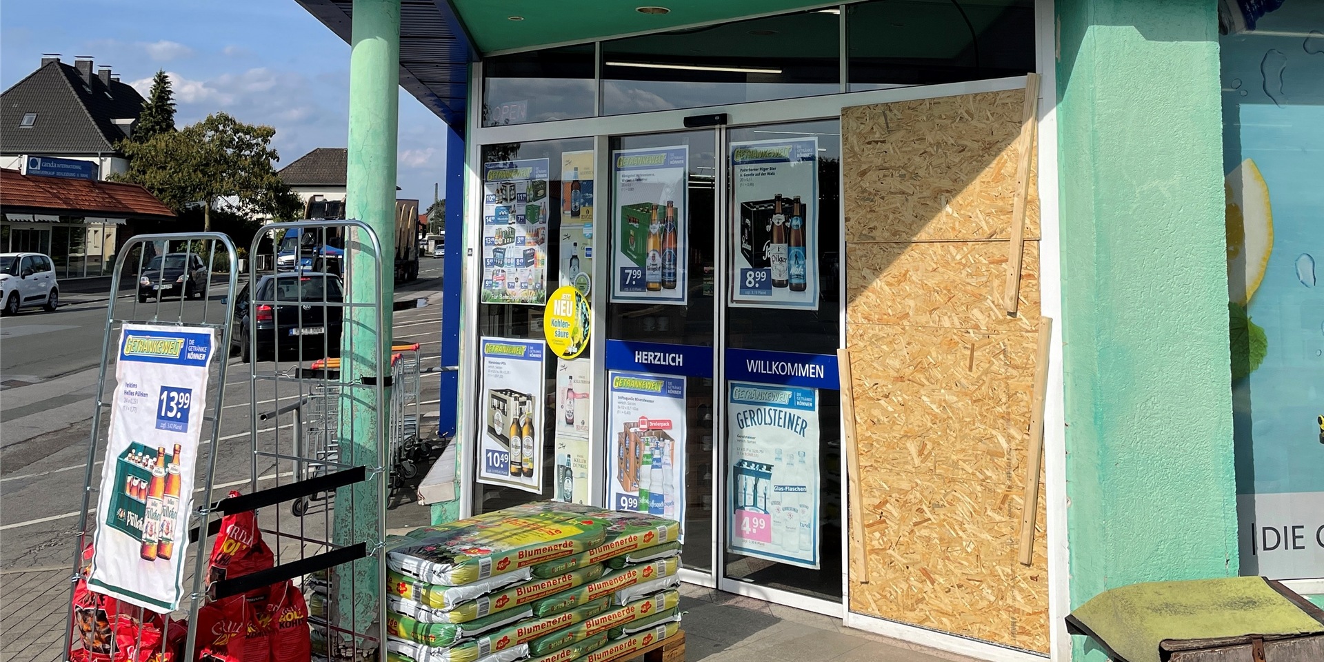 In den Getränkemarkt an der Recklinghäuser Straße wurde eingebrochen – mittlerweile verkleidet eine Holz-Spanplatte die eingeworfene Scheibe.