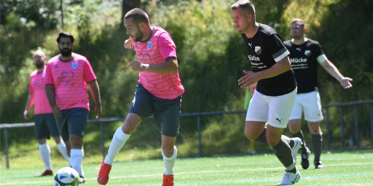 Der SV Wacker Obercastrop II, hier mit Martin Kapitza am Ball, im Testspiel gegen den SV Westrich II, gehört zu den Meisterschaftskandidaten in der Kreisliga B.
