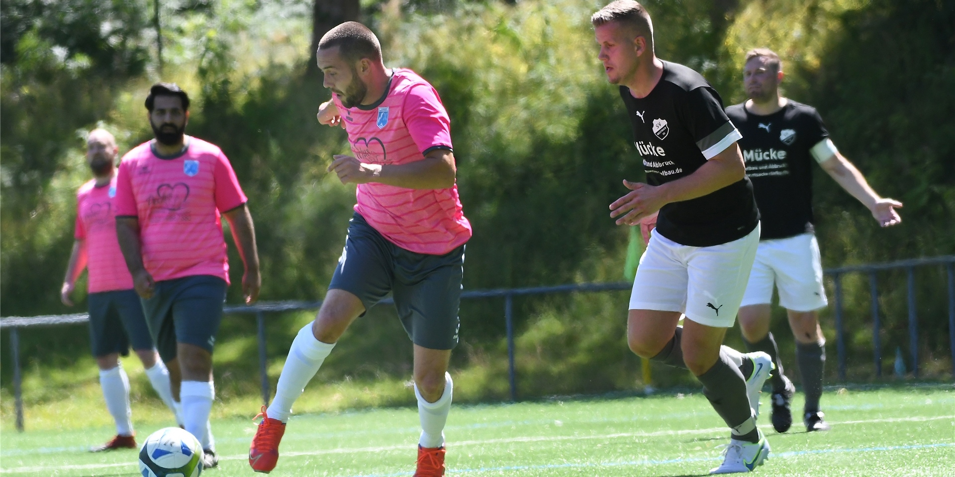 Der SV Wacker Obercastrop II, hier mit Martin Kapitza am Ball, im Testspiel gegen den SV Westrich II, gehört zu den Meisterschaftskandidaten in der Kreisliga B.