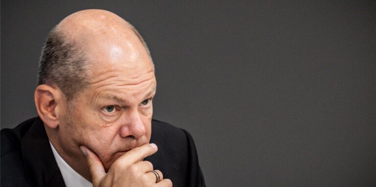 Bundeskanzler Olaf Scholz (SPD) verfolgt die Redebeiträge in der Generaldebatte zum Haushalt im Bundestag.
