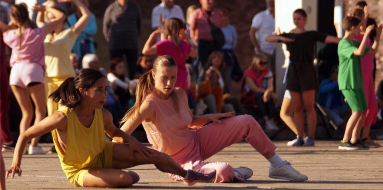 Über 100 Tänzer verschiedener Gruppen tanzten an unterschiedlichen Orten in Marl von Sasha Waltz „In C – Marler Partitur“.