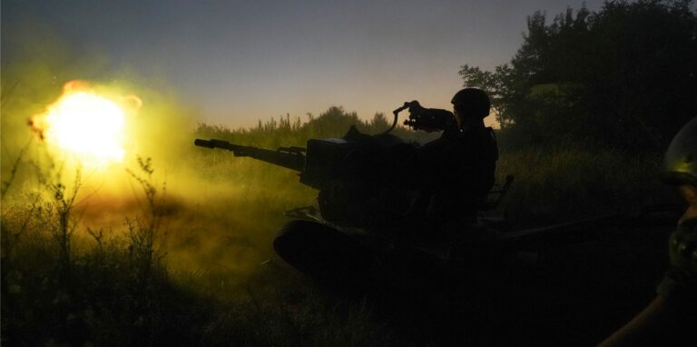 Ukrainische Soldaten feuern auf russische Stellungen aus einem Flugabwehrgeschütz in der Region Charkiw.