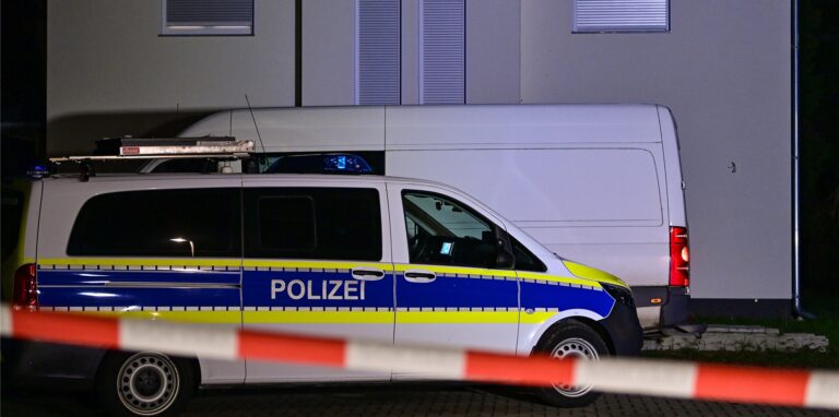 Polizisten sind in der Nacht im Einsatz (Symbolbild).