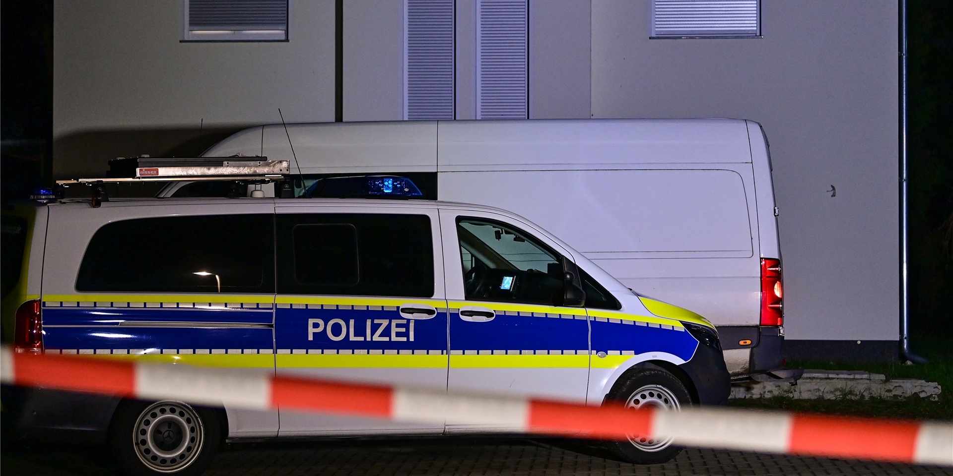 Polizisten sind in der Nacht im Einsatz (Symbolbild).
