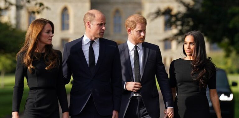Kate und William sowie Harry und Meghan laufen einen Weg entlang.