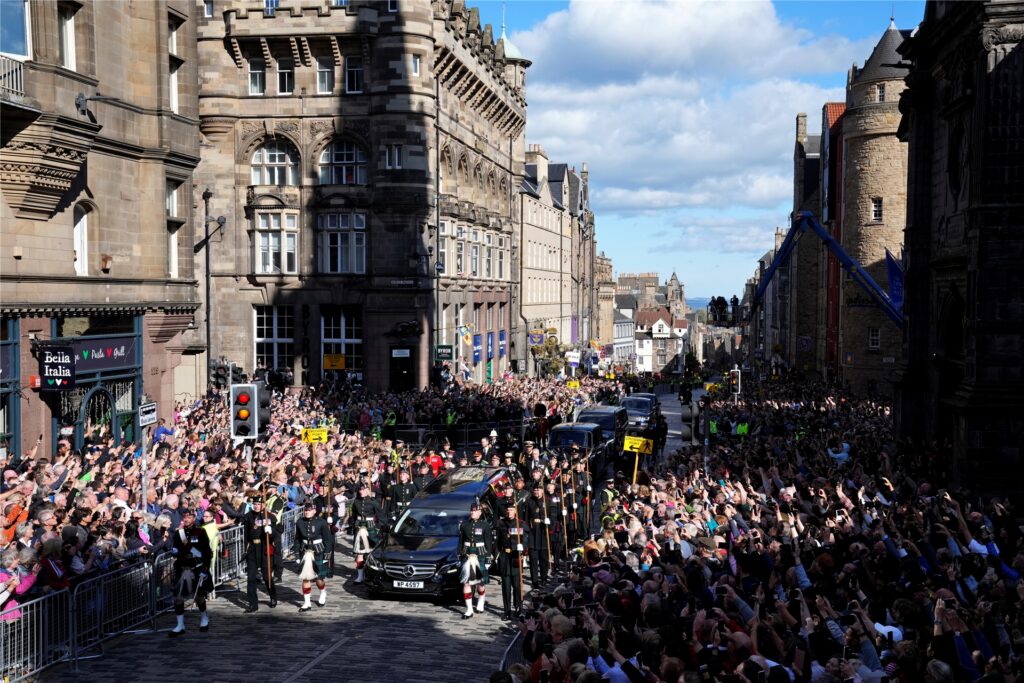 Die Prozession des Sarges von Königin Elizabeth II. vom Palace of Holyroodhouse zur St. Giles Cathedral bewegt sich entlang der Royal Mile. Die Prozession des Sarges von Königin Elizabeth II. vom Palace of Holyroodhouse zur St. Giles Cathedral bewegt sich entlang der Royal Mile.