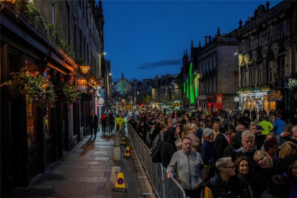Menschen stehen Schlange, um den Sarg von Königin Elizabeth II. zu sehen, der in der St. Giles Cathedral in Edinburgh, Schottland, ruht. Menschen stehen Schlange, um den Sarg von Königin Elizabeth II. zu sehen, der in der St. Giles Cathedral in Edinburgh, Schottland, ruht.