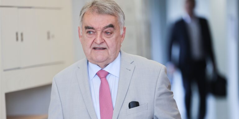 NRW-Innenminister Herbert Reul äußert sich zum Vorfall bei der Bielefelder Polizei.
