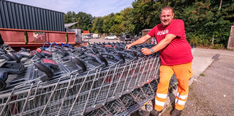 Ein Mann steht vor Einkaufswagen