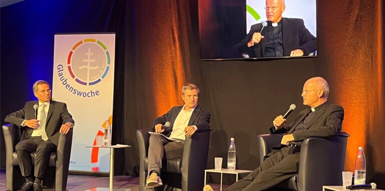 Im Rahmen der Glaubenswoche sprachen Pfarrer Jörg Winkelströter (l.) und Bischof Dr. Franz-Josef Overbeck (r.) über „Gott und die Welt“. Fernsehjournalist Stefan Leifert moderierte den Abend.