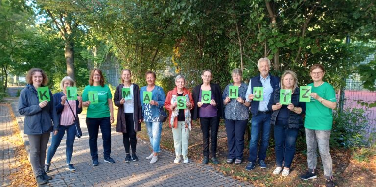 Beim jüngsten Treffen der Bürgerinitiative an der Backumer Straße ist dieses Foto entstanden. Die Buchstaben-Tafeln zeigen das Wort Klimaschutz.