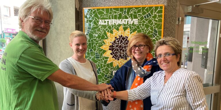 Darauf einen Handschlag: Die grüne Wählergemeinschaft und die Bündnisgrünen arbeiten ab sofort zusammen (v. l.): Johannes Westermann, Caroline Mütter, Barbara Floer und Beate Kühnhenrich.