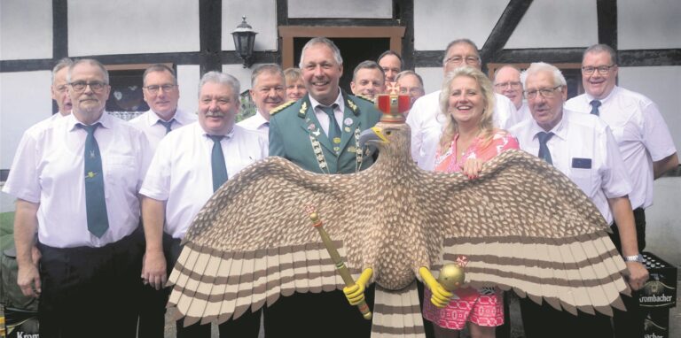 Schützen präsentieren den Vogel.