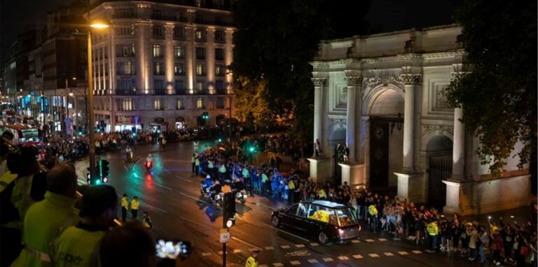 Menschen versammeln sich in der Nähe des Marble Arch, als der Leichenwagen mit dem Sarg von Königin Elizabeth II. zum Buckingham Palace fährt.