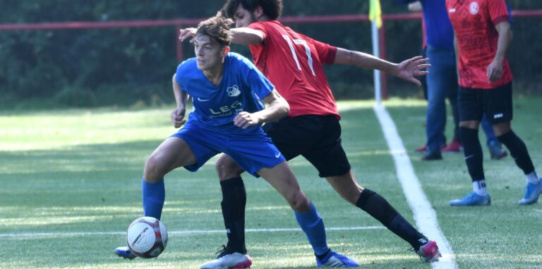 Das dritte Unentschieden im fünften Spiel verbuchte das junge Kreisliga-A-Team des SuS Merklinde (blaue Trikots) durch das 3:3 gegen Arminia Ickern. Mit dabei war ein Routinier, der ein Tor schoss.