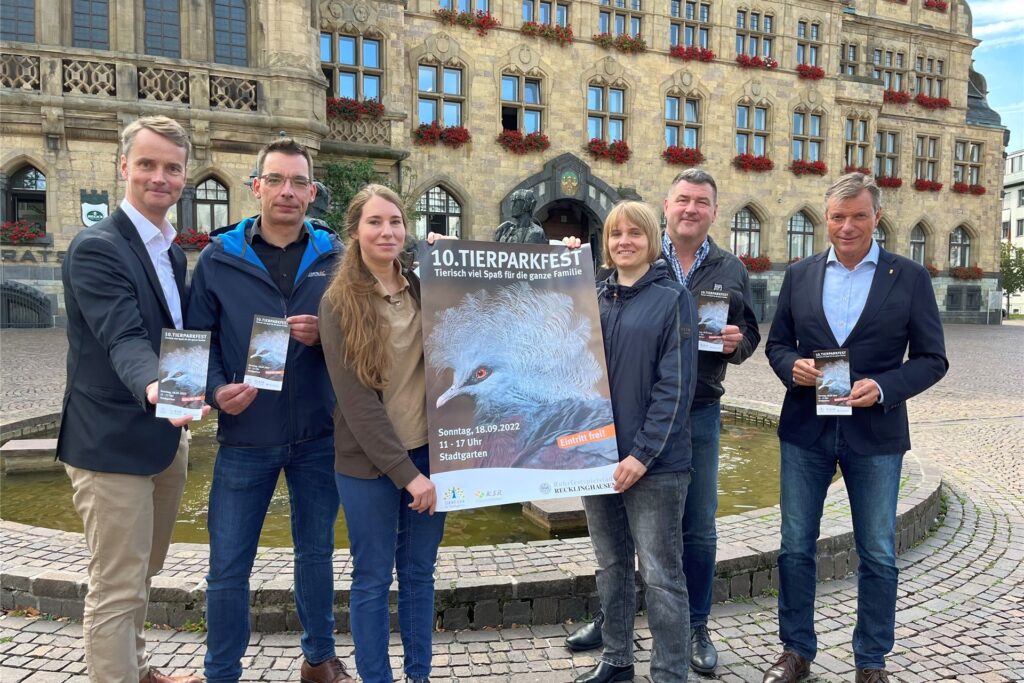 Freuen sich schon auf das Tierparkfest und hoffen auf gutes Wette: (v.l.) Georg Gabriel (Stadtmarketing), Christian Stöckl (Förderverein Tierpark), Elisabeth Schüller (leitende Tierpflegerin), Jessica Dehms (Stadtmarketing), Stefan Klinger (Leiter des Tierparks) und Bürgermeister Christoph Tesche. Freuen sich schon auf das Tierparkfest und hoffen auf gutes Wette: (v.l.) Georg Gabriel (Stadtmarketing), Christian Stöckl (Förderverein Tierpark), Elisabeth Schüller (leitende Tierpflegerin), Jessica Dehms (Stadtmarketing), Stefan Klinger (Leiter des Tierparks) und Bürgermeister Christoph Tesche.
