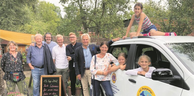 Auto-Übergabe mit strahlenden Kindergesichtern – und Mitgliedern des Lions-Clubs Datteln-Waltrop beim Waltroper NaBeBa.