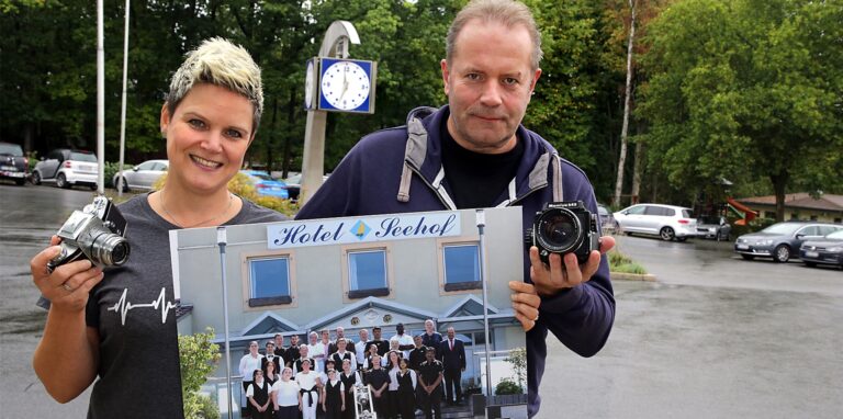 Die Mitarbeiter des Hotels Seehof waren ihr erstes Motiv: Jennifer und Christian Grube suchen Halterner Gruppen für ein neues Fotobuch.