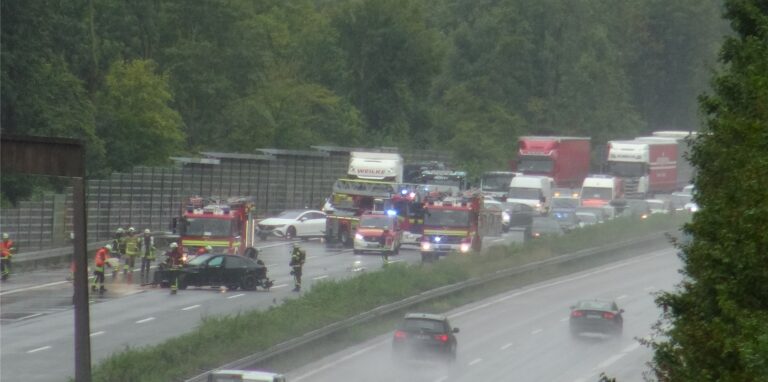 Auf der A45 passierte ein Unfall bei starkem Regen und nasser Fahrbahn.
