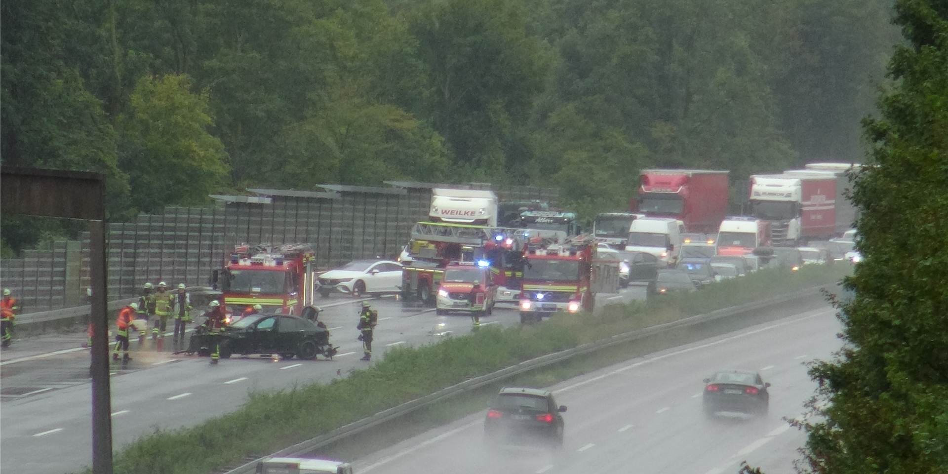 Auf der A45 passierte ein Unfall bei starkem Regen und nasser Fahrbahn.