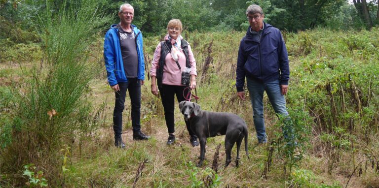 Hundebesitzer Volker Mertens, Bärbel Thebach mit Hündin Ayala und Ralf Gerber (von links) wollen sich nicht mit einer Hundewiese auf dem hier zu sehenden Gelände an der Kaspar-Grove-Straße abfinden.