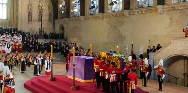 Der Sarg von Königin Elizabeth II. trifft in der Westminster Hall ein. Die Königin wird vier Tage lang in der Westminster Hall aufgebahrt, bevor sie am Montag, dem 19. September, beigesetzt wird.