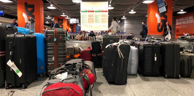 Hunderte herrenlose Koffer und Taschen nahe der Gepäckbänder am Flughafen Düsseldorf sorgten am späten Dienstagabend für Verwirrung.
