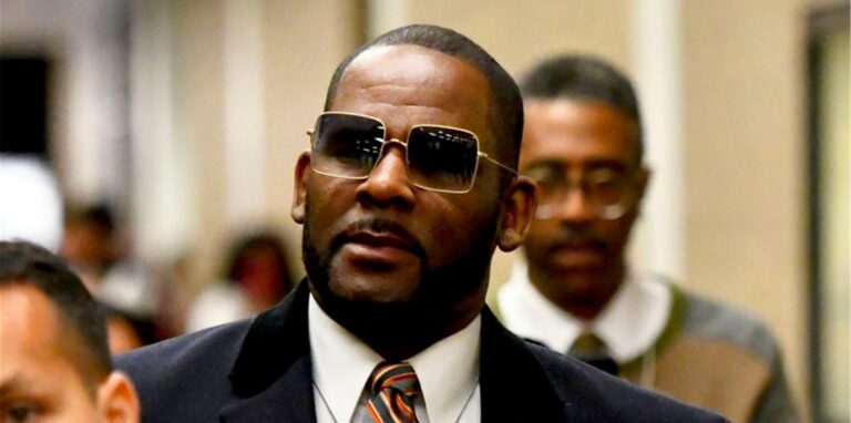 Der Musiker R. Kelly nach einer Anhörung in Chicago.