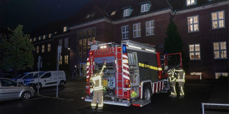 Der Einsatzwagen der Waltroper Feuerwehr steht vor dem Seniorenzentrum im Hirschkamp.