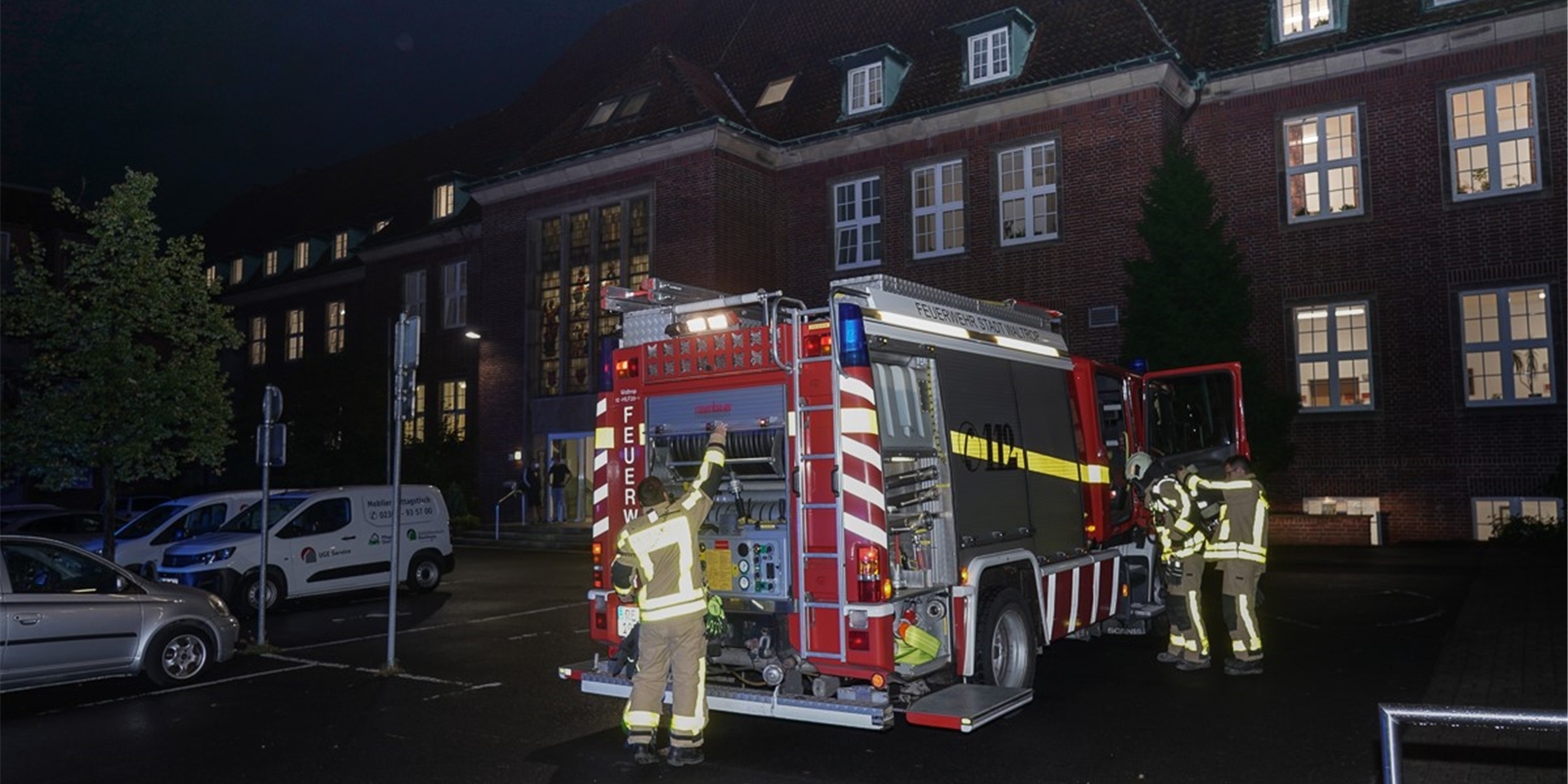 Der Einsatzwagen der Waltroper Feuerwehr steht vor dem Seniorenzentrum im Hirschkamp.