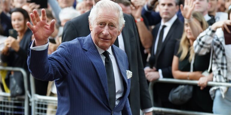 Charles III. begrüßt die Menge vor seiner Residenz Clarence House.