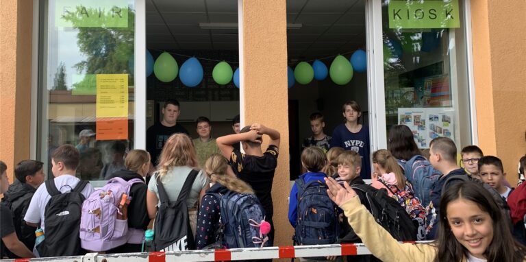 An der Christoph-Stöver-Realschule in Oer-Erkenschwick haben die Mitglieder der Fairtrade-AG ihren Kiosk eröffnet.