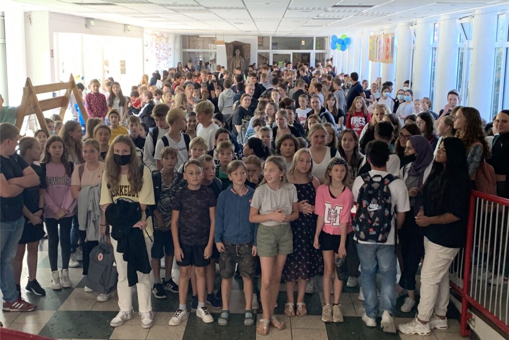 Die Pausenhalle der Christoph-Stöver-Realschule in Oer-Erkenschwick war zur Kiosk-Eröffnung dicht gefüllt. Die Pausenhalle der Christoph-Stöver-Realschule in Oer-Erkenschwick war zur Kiosk-Eröffnung dicht gefüllt.