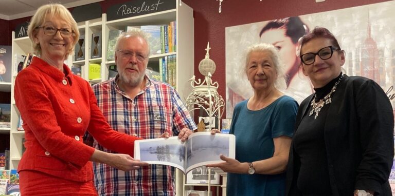Stellten mit den Kunstband mit Fotografien in der Buchhandlung Leselust vor (v.l.) Jutta Haug, Dr. Falko Herlemann, Erika A. Schäfer und Buchhändlerin Martina Tielker.