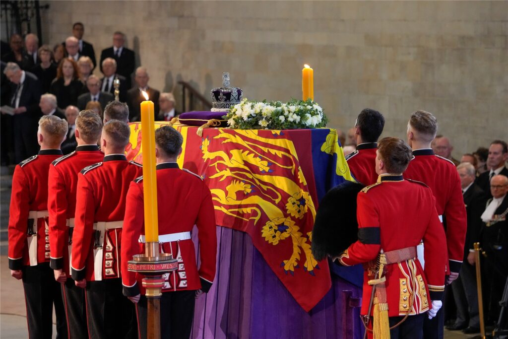 Der Sarg von Königin Elizabeth II. ruht auf einem Katafalk in Westminster Hall.