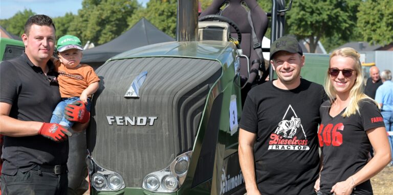 Philipp Schürmann (l.) und Christian Jäger (r.) sind Profis im Traktor Pulling. Sonst fahren sie um die Deutsche Meisterschaft in diesem Sport mit. Beim Trecker-Treck in Olfen haben sie Spitzenplätze belegt unter den Augen von Ehefrau Sarah Jäger und Sohn Alexander.