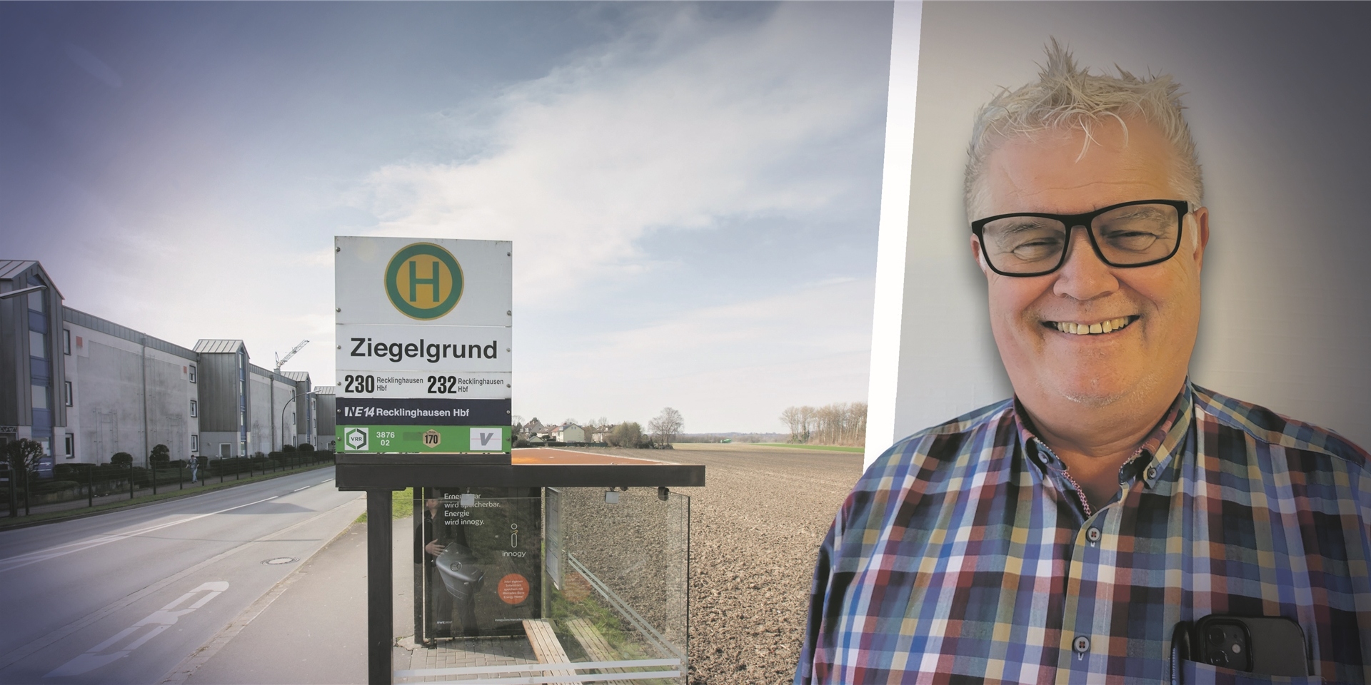 Ein Mann neben einer Bushaltestelle