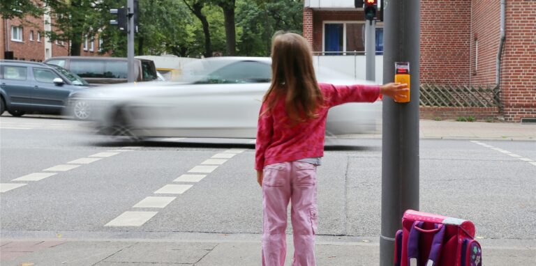 Ein Mädchen auf dem Schulweg.